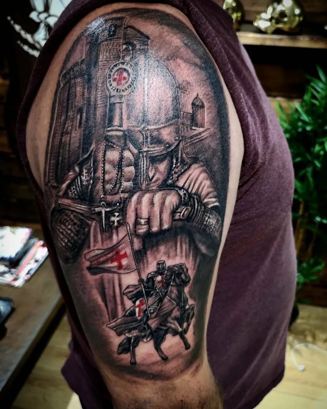 Тату рыцарь с мечом. Тату рыцарь на плече. Тату воин рыцарь. Татуировка рыцарь. Тату в стиле рыцарей.