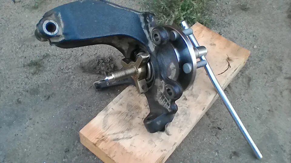 Подшипник ступицы ford focus 2. Ступичный подшипник форд фокус 2. Подшипник ступицы передний форд фокус 2 рестайлинг. Переделка ступицы форд фокус 2. Подшипник ступицы колеса форд фокус.