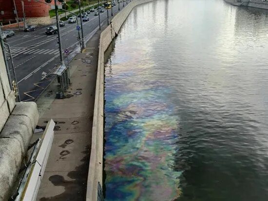 Масляная пленка на воде. Разлив Москвы реки. Плёнка на Москве-реке. Маслянистая пленка на воде.