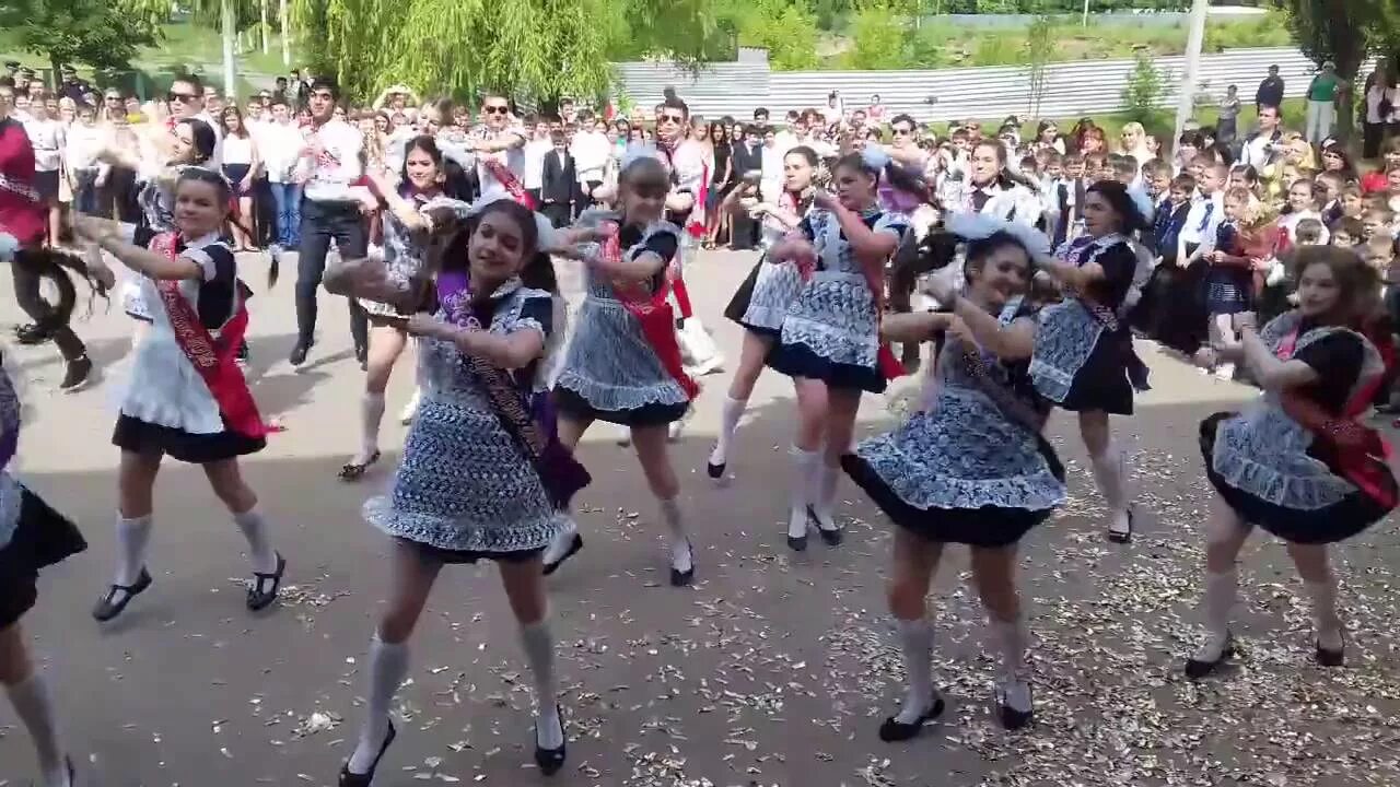 Флешмоб 11 класс. Флэшмоб на последний звонок 11 класс. 145 школа баку. последний звонок 11 класс флешмоб. последний звонок флешмоб танец.