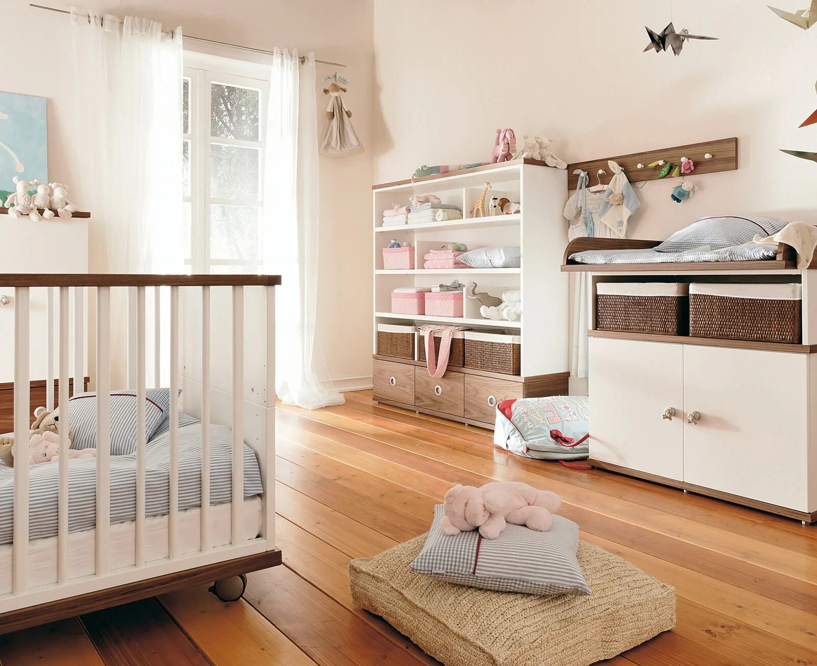 Baby bedroom. Комната для новорожденного. Детская комната для малыша. Детская комната для новорожденных. Детские комнаты для младенцев.