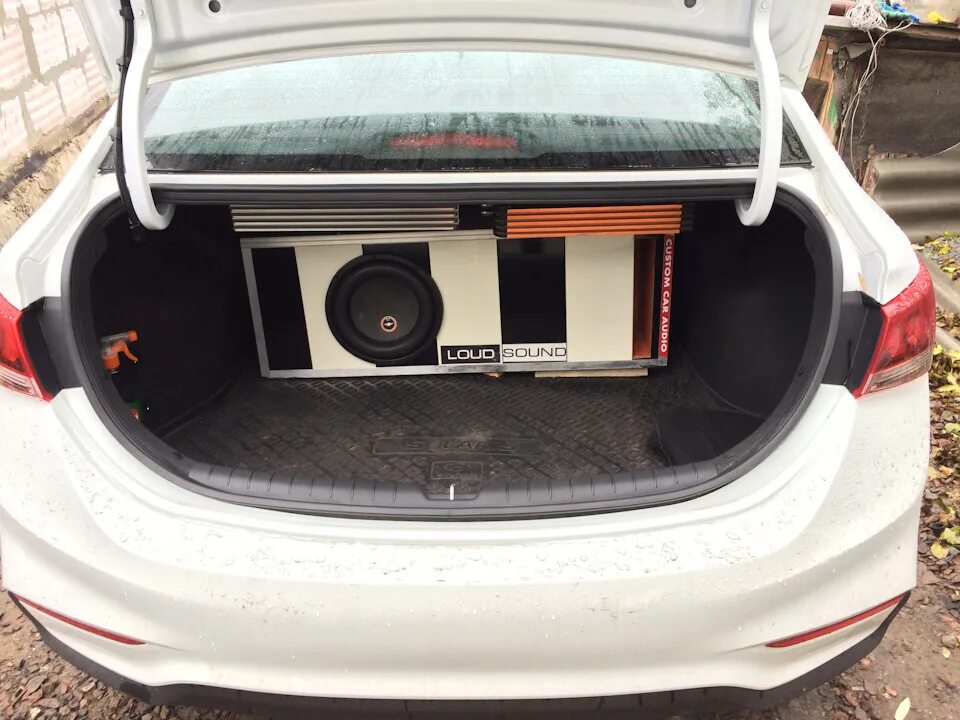 Сабвуфер в хендай солярис седан. Сабвуфер в солярис 2. Hyundai solaris 2020 сабвуфер. Сабвуфер стелс в солярис 2. Стелс короб солярис хэтчбек.