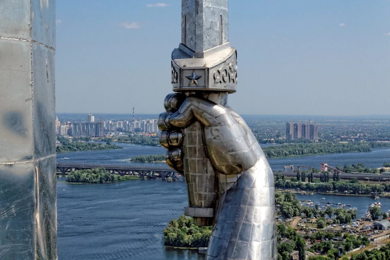 родина-мать (киев). киевский памятник родина мать. статуя в киеве на крещатике. родина мать монумент украина. родина-мать (киев).