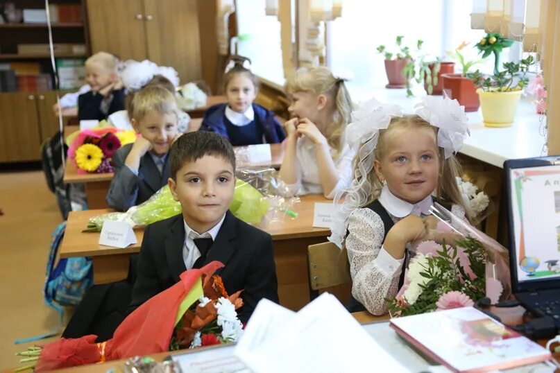 4е класс картинки. Фотосессия школьников в классе. 4 ый класс. Фотосъемка в школе. Идеи для фотосессии класса в школе.