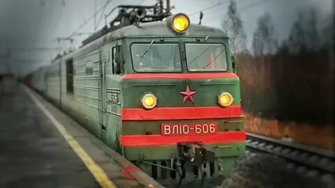 Электровоз с грузовым поездом приветливый машинист