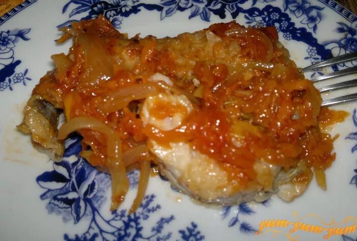 треска тушеная с луком. рыба с овощами на сковороде. треска тушеная с овощами. треска тушеная на сковороде. треска тушеная с овощами.