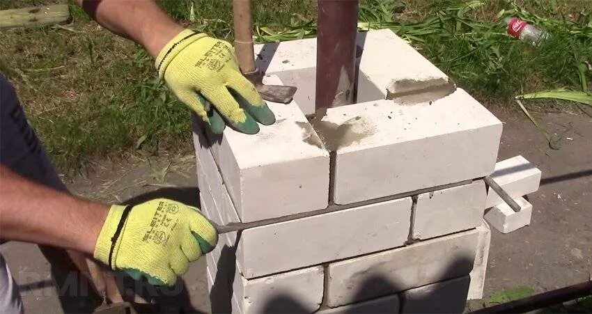 Столбы в 1 кирпич. Столбы из силикатного кирпича для забора. кладка кирпичных столбов для забора. приспособа для кладки кирпичных столбов для забора. кладка кирпича на столбы для забора.