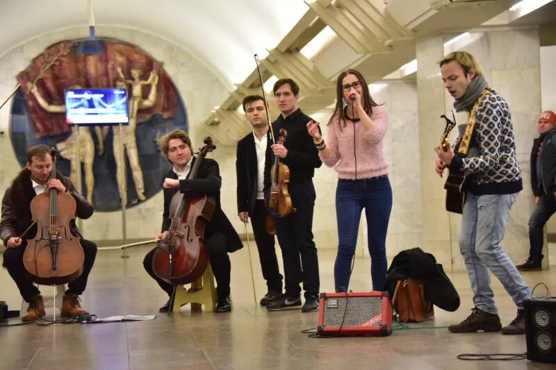 Музыканты в Московском метро. Музыканты в метро Москвы. Музыкант в переходе метро. Пение в метро.