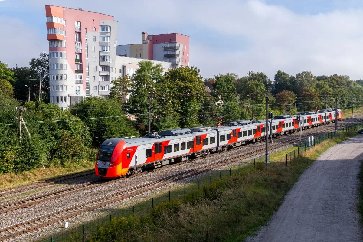 Кутузово новое зеленоградск. Железнодорожный Калининградская область 2022. Кутузово Калининград. Эс2г. Поезд Калининград.