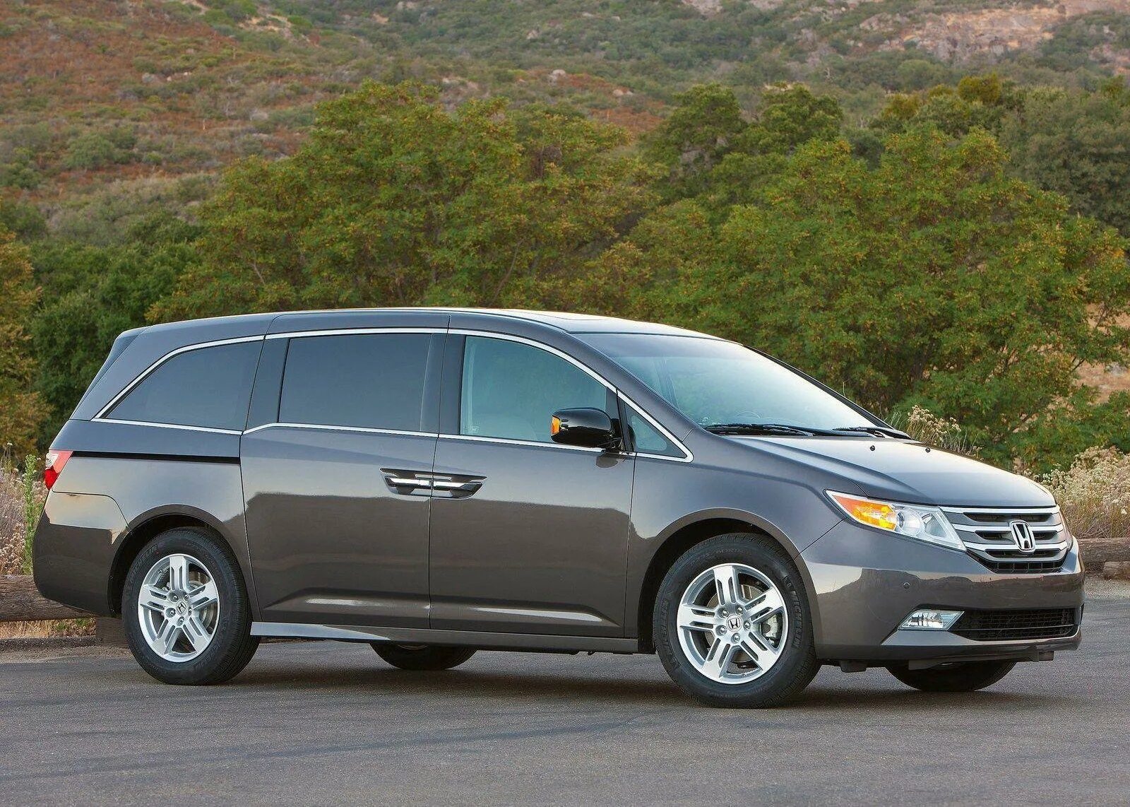 Минивэны 2012. Honda odyssey 2012. хонда одиссей 2012 года. honda odyssey 2013. хонда одиссей 2012г.