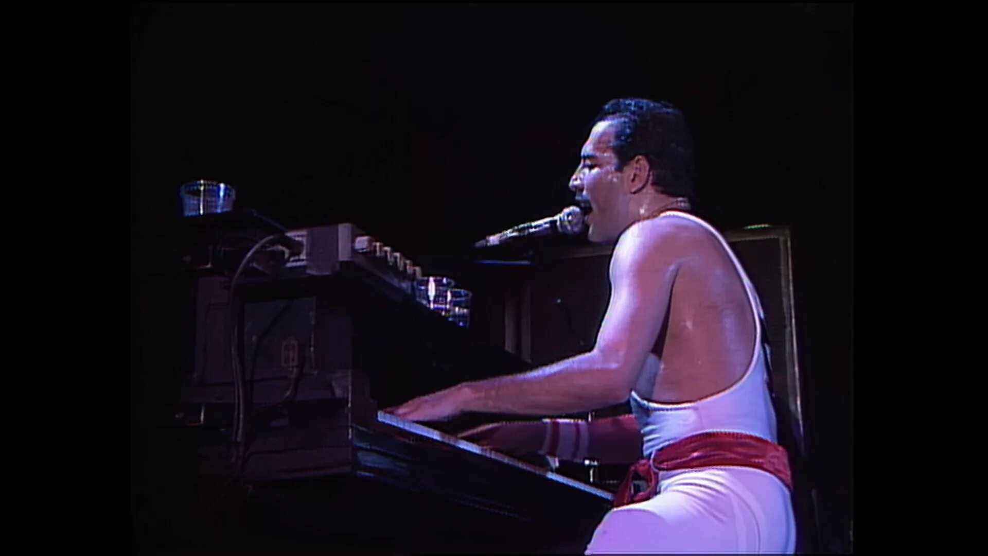 Ви а зе чемпион. Queen Champions. Queen we are the. Куин мы чемпионы. We are the Champions (Live in Montreal 1981) Queen.