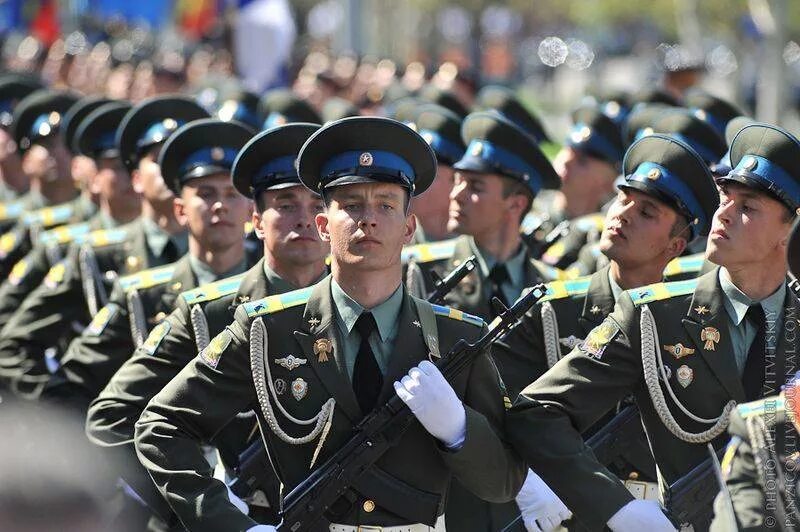 Без офицеры. Офицеры на параде. Офицер Российской армии. Солдаты на параде. Офицеры на параде Победы.