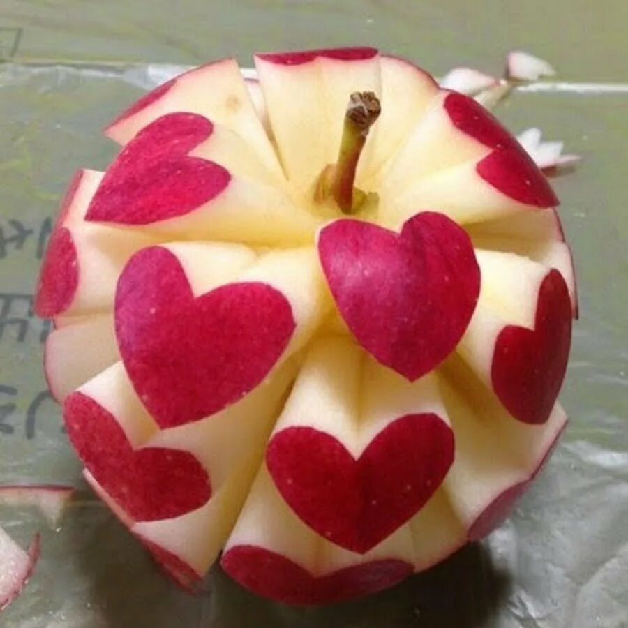 Яблоко в виде сердца. Сердце из фруктов. Яблоко с сердечком. Сердечко из овощей и фруктов. Фруктовые сердца