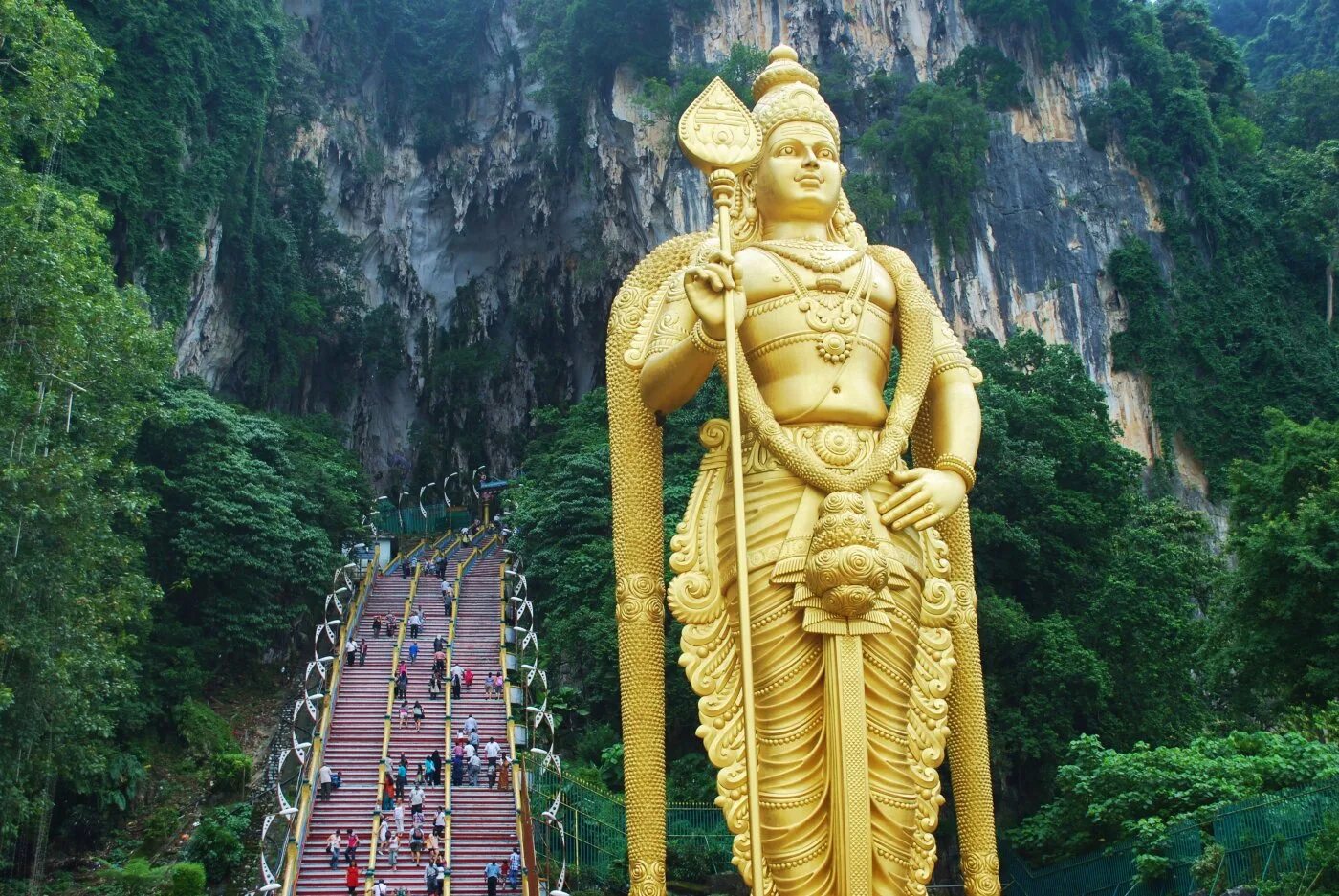 Малайзия места. Пещерный храм Бату. Малайзия.. Пещеры Бату Селангор. Статуя Муругана, Малайзия. Пещеры Бату Куала-Лумпур.