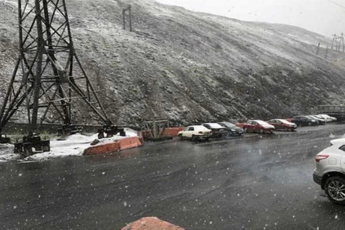 Где выпал снег в россии сегодня. Норильск черный снег. В Норильске выпал снег. Норильск лето снег. Норильск снег летом.