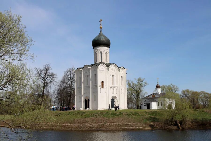 Церковь на нерли в новгороде. Церковь покрова на нерли. Храм покрова на нерли. Церковь покрова на нерли старые. Храм покрова на нерли.