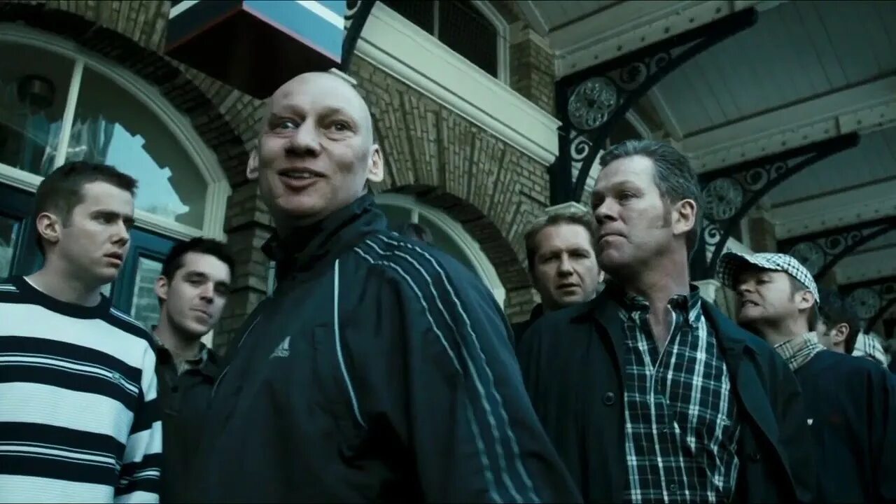 Хулиганы зелёной улицы 2005. Киран бью хулиганы. Зеленые драки. Зеленые драки. Хулиганы на улице.