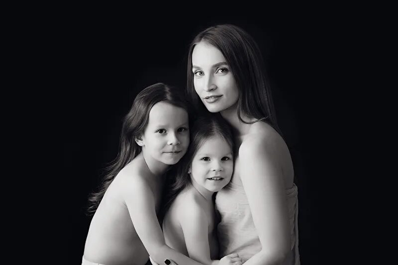 Все поколения семьи ню. Фотосессия в троем. Семейное н ю. Однополая семья. Семейное н ю.