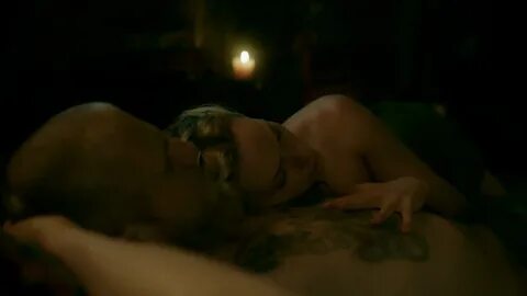 Люси Мартин имеет сексуальный момент в сериале "Викинги" ...