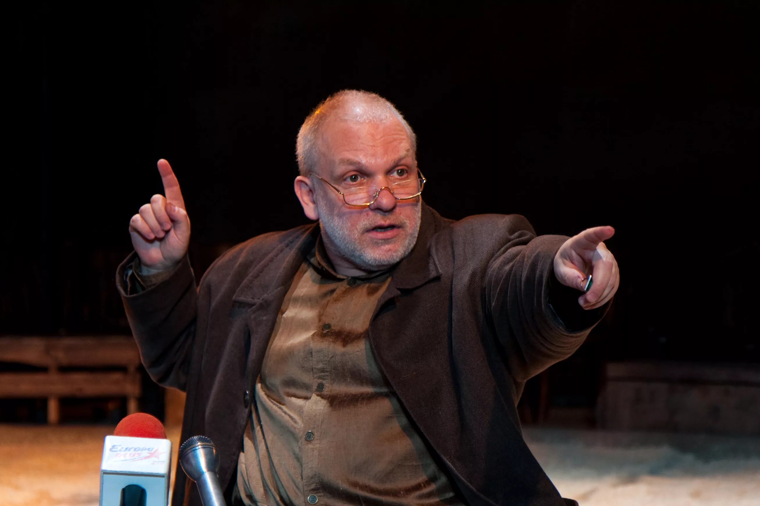 вакансии режиссер театра. вакансии режиссер театра. репетиция актеров. андрей шляпин режиссер театра. режиссер постановщик в театре.