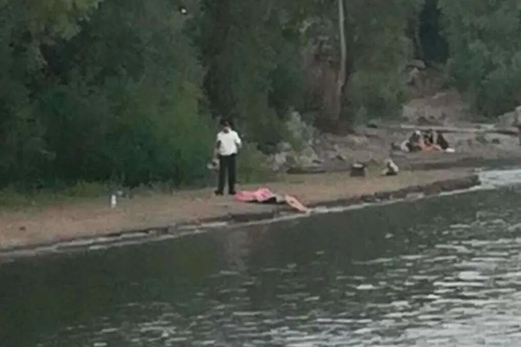 Дикий пляж на речке. Тела мертвых людей утонувших в реке. Утонувшие братья