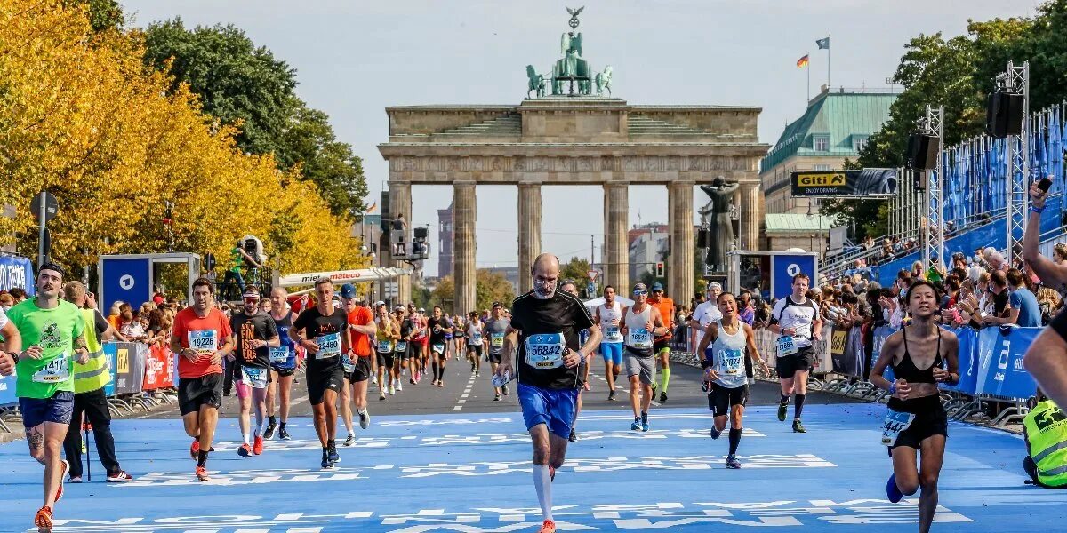 Берлинском марафоне 2015 года. Берлинский марафон. Bmw berlin marathon 2022. Берлинский марафон 2025. Берлинский марафон 2022.