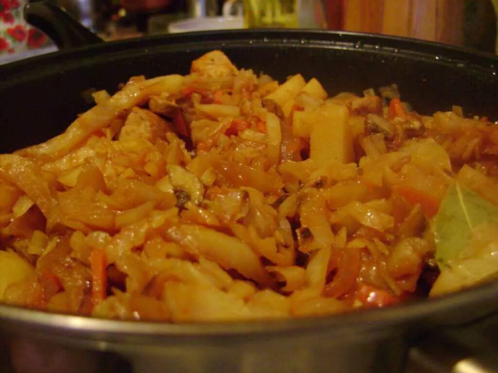 Тушёная капуста с картошкой и курицей. Тушёная капуста с картошкой. Тушёная картошка с курицей. Тушеная капуста с куриным филе. Тушеная капуста с картофелем.