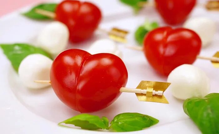 Сердечко из помидора. Сердце из помидора. Украшение блюд ко дню святого валентина. Сердечки из черри. Вырезать сердечко из помидора.