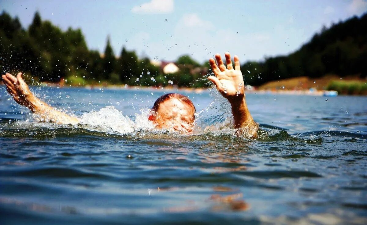 В огнях утонули. Тонущий человек. Дети воды.