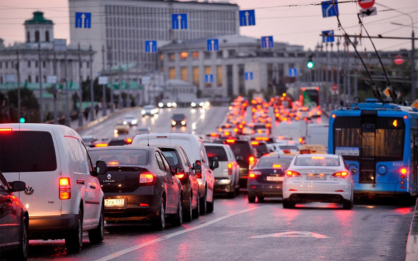 Пробки в городе. Поток машин. Автомобильное движение в России. Пробки в Москве.