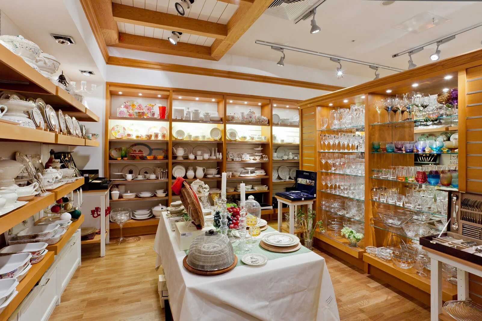 магазин аура богемии. красивая выкладка арсуды. оборудование для посудного магазина. выкладка посуды в магазине. магазин богемия в санкт-петербурге на литейном.