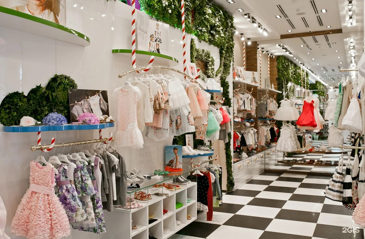 Ассортимент детской обуви. Маленький магазин одежды. Магазин детской одежды бизнес. Детский магазин с нуля. Оборудование для магазина детской одежды и обуви.