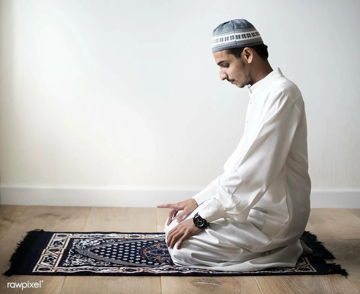 Что такое намаз у мусульман. Место для молитвы мусульман. Мусульманин молится. Намаз читать. Читает намаз слушать