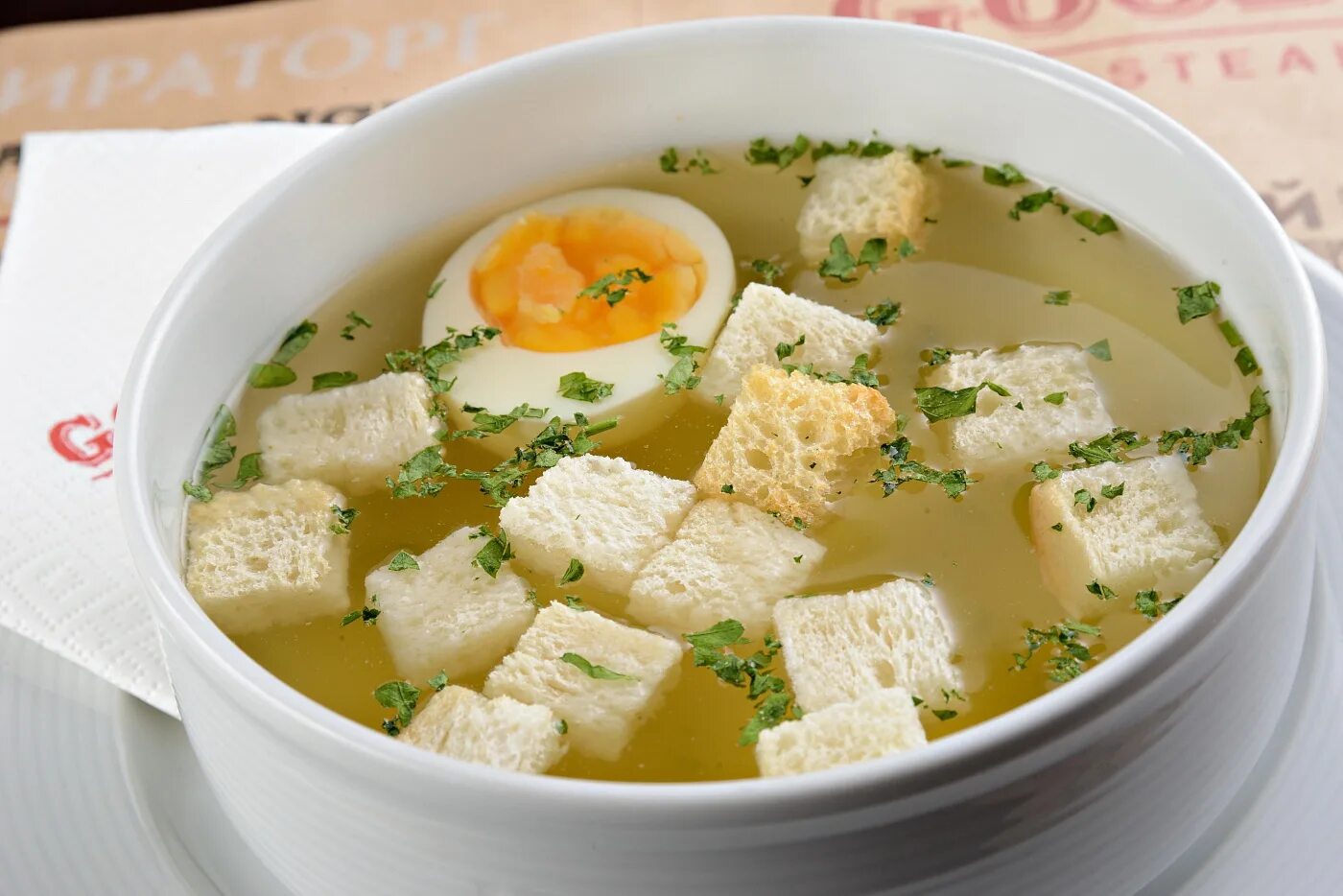 «консоме куриный с яйцом». прозрачные супы рецепты. консоме с клецками. куриное консоме. куриный бульон с яйцом.
