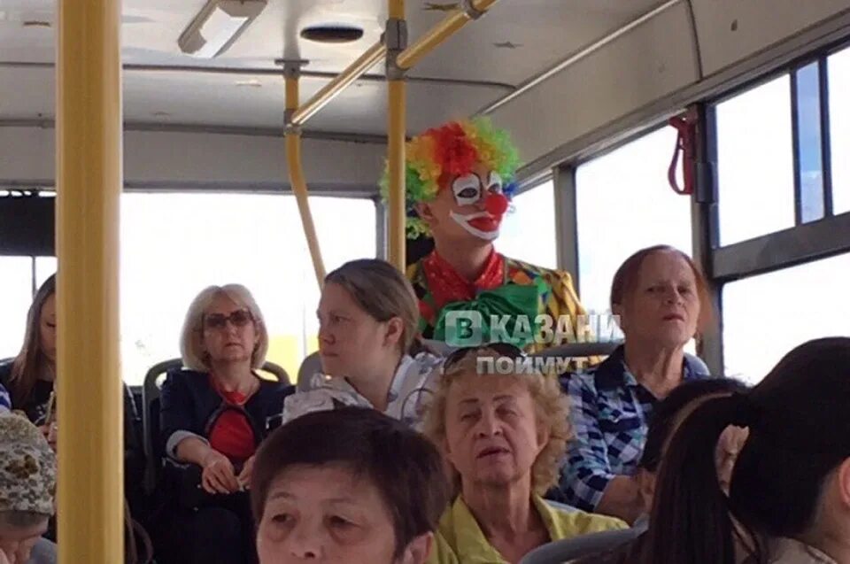 Автобус клоунов. Автобус с клоунами. Американский автобус с клоунами. Страшный автобус с клоунами. Школьный автобус с клоунами.