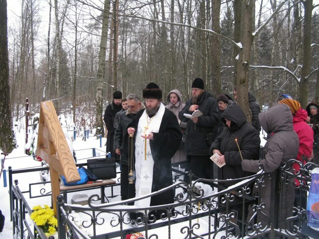 Отпевание усопшего на кладбище. Священник на кладбище. Поминки на кладбище. Священник на отпевании на кладбище. Приход умершего