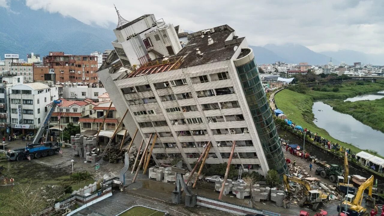 Тайвань китай землетрясение. Комплекс Lotus Riverside, Шанхай. Тайвань землетрясение 2018. Землетрясение Хуалянь. Падающий дом.