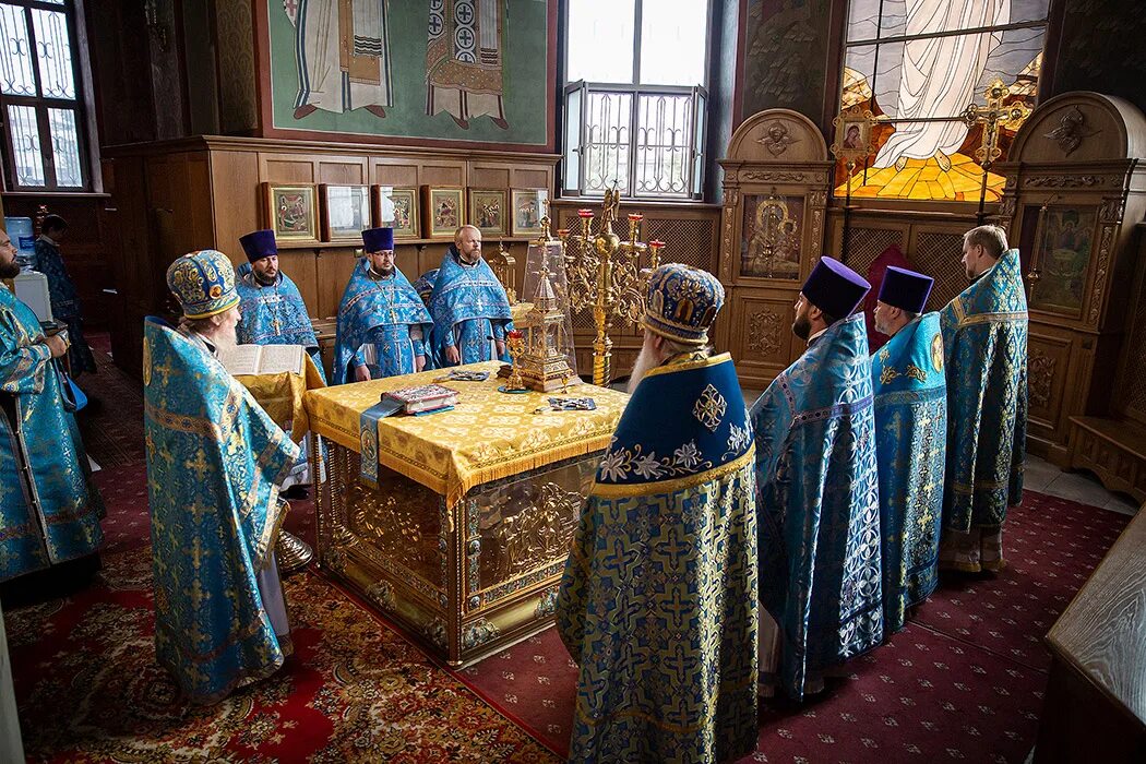 Церковь подольск троицкий собор. Чирская икона божией матери собор псков. Успенский собор троице-сергиевой лавры иконостас. Иконы в троицком соборе. Притвор троицкого собора псков.