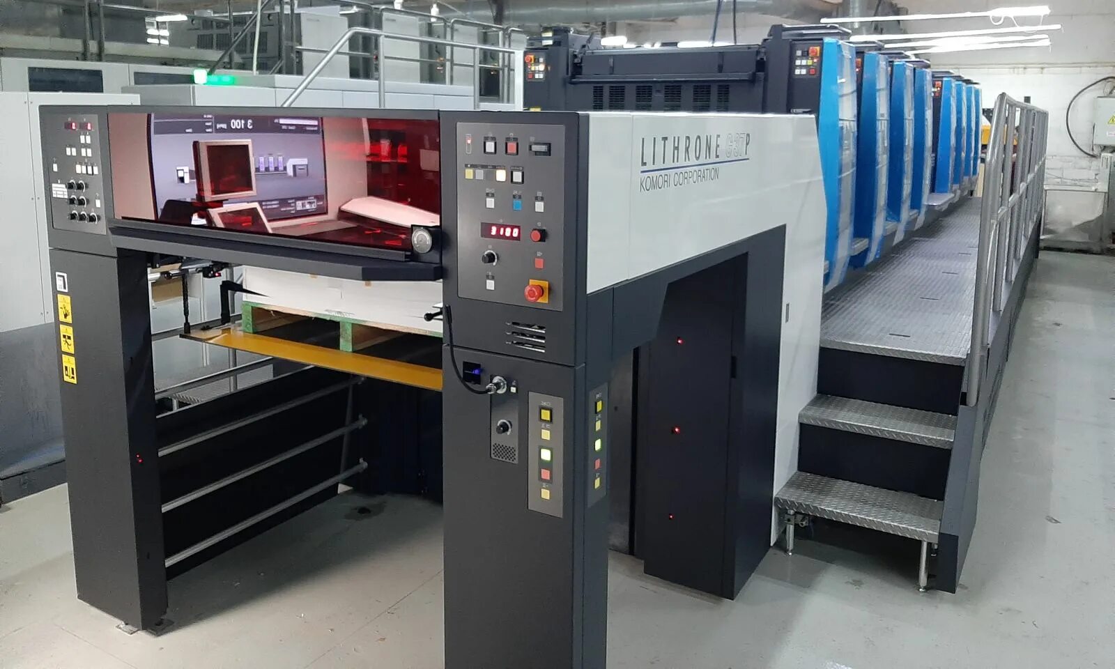 Типография в москве дешево. Komori Lithrone gl-837p,. Офсетная машина Komori. Офсетная печатная машина Komori. Heidelberg офсетная машина 8 секций.