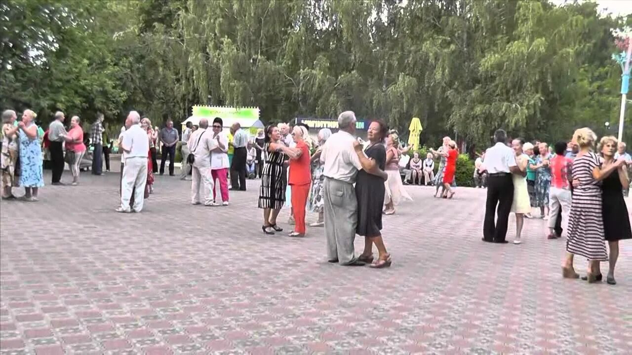 Танцевальная аэробика для пожилых. Дискотека кому за. Тем кому за 50 видео. Танцы за 50. Утренняя зарядка для полных женщин.