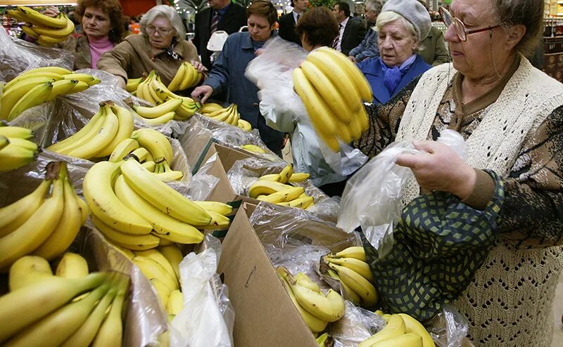 Откуда повезут бананы в россию. Перевозка бананов. Бананы в России на рынке. Транспортировка бананов. Бананы на рынке Африки.