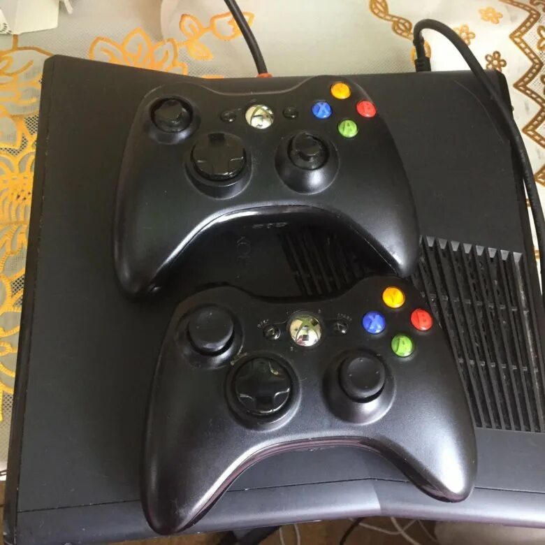 Какие какие 2 джойстика. Хбокс 360 s 2 джойстика. Xbox 360 Slim два джойстика. Xbox 360 e 2 джойстика кинект. Xbox 360 Slim без джойстика.