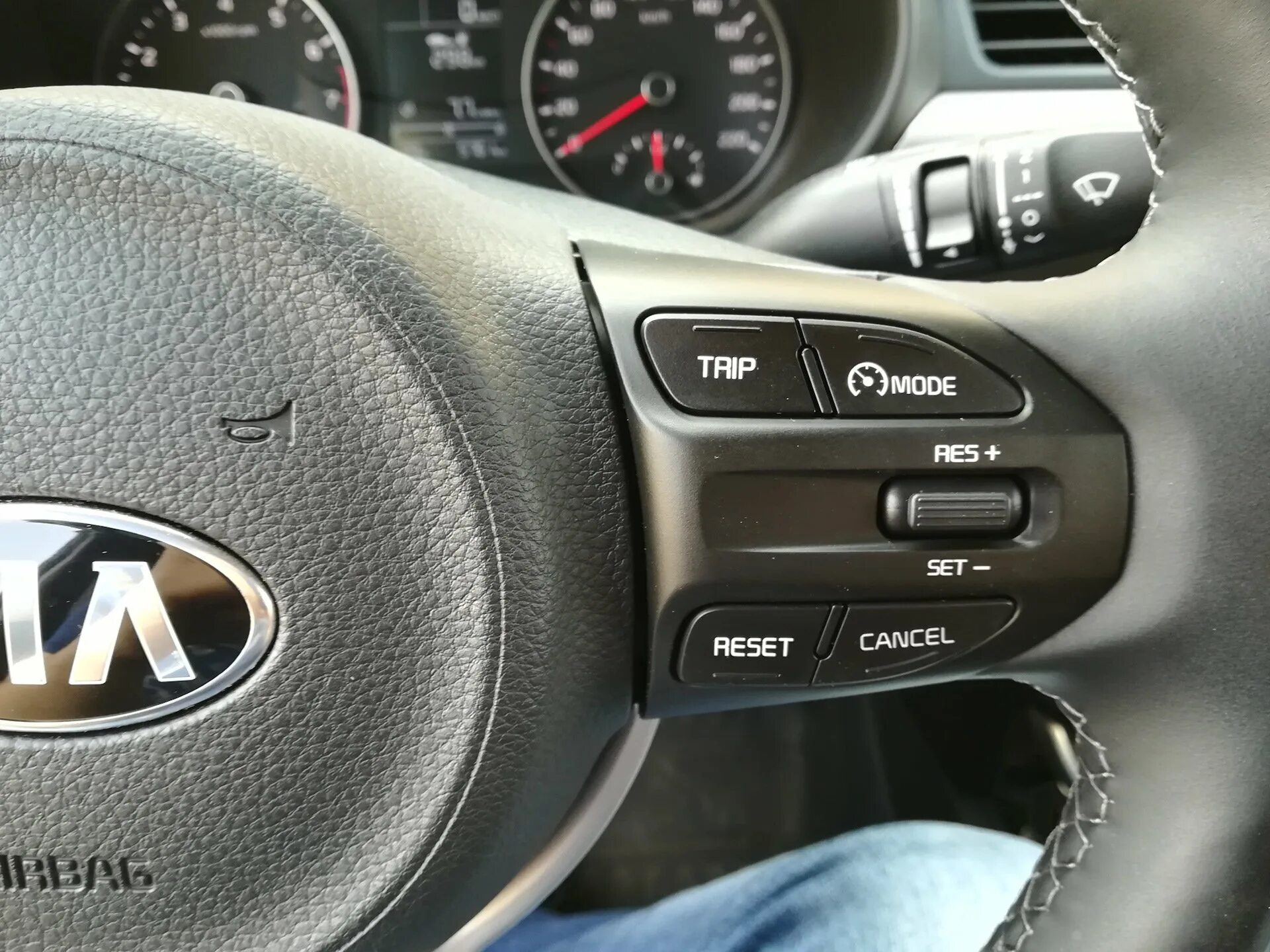 Круиз контроль киа рио 4. Круиз контроль киа рио 4. Круиз контроль рио. Кнопка круиз контроля kia rio 4. Kia rio 3 круиз.