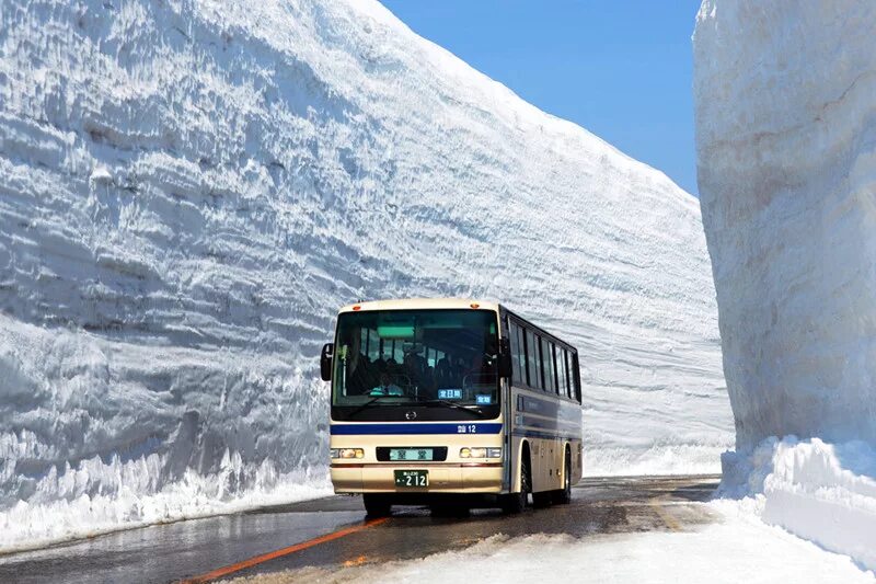 Автобус едет в горы. Автобус зимой. Автобус в горах. Автобусные экскурсии зимой. Заснеженный автобус.