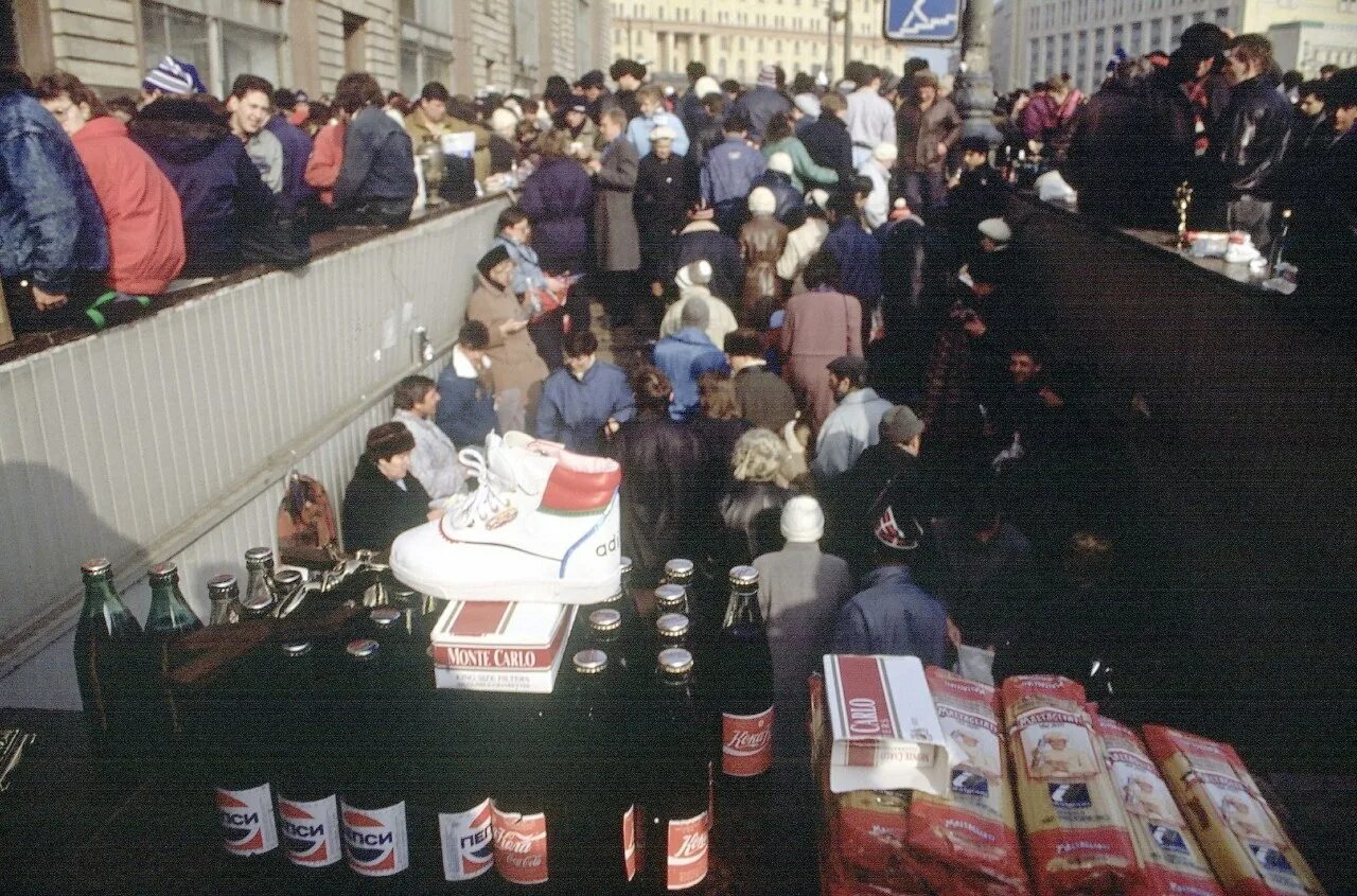7 сентября 1990. Москва 1990 год. Торговля Москва 1990 год. Уличный рынок в Москве 1990-е. Лихие 1990-е Москва.
