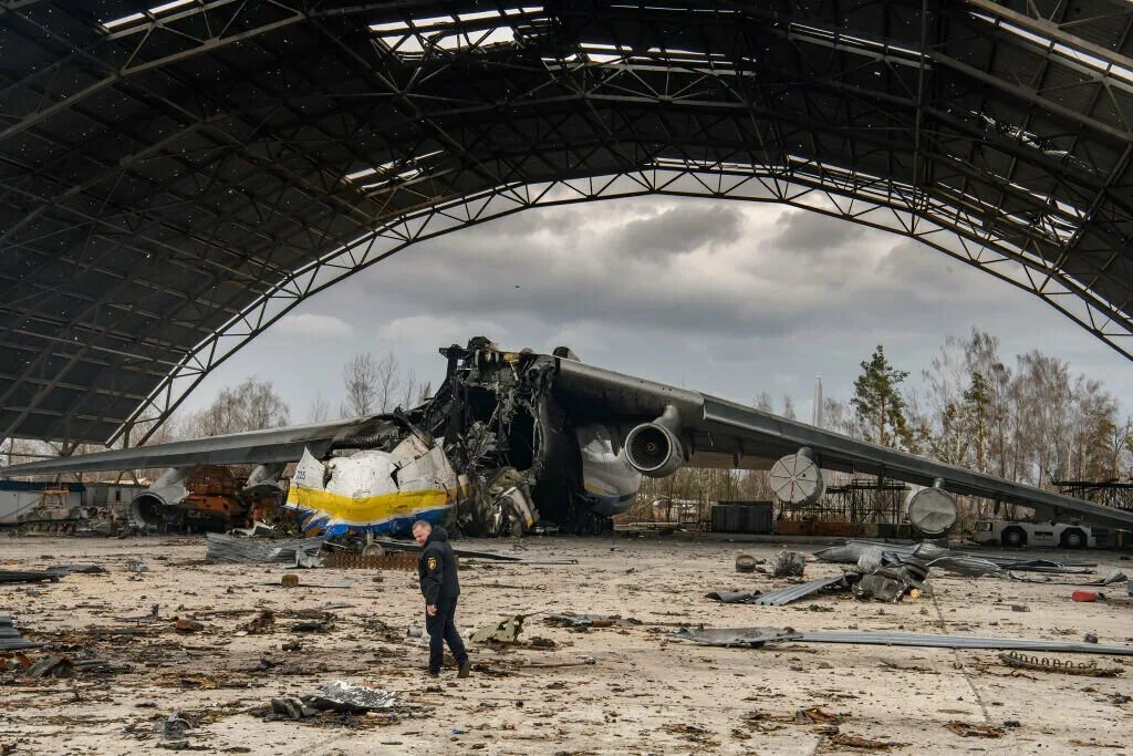 Самолеты риа. Самолет Мрия Гостомель уничтожен. АН-225 Гостомель. Самолёт АН-225 Мрия уничтожен. АН-225 Мрия уничтожен в аэропорту.