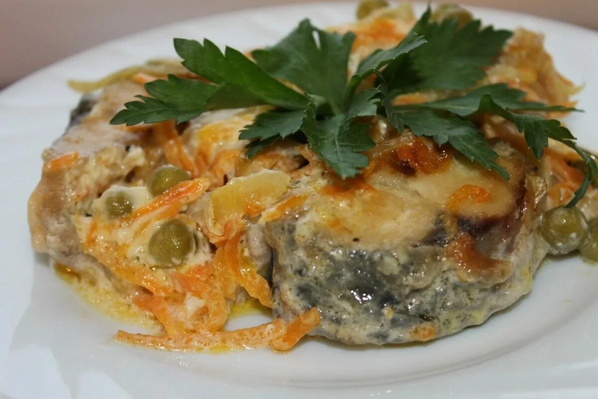 Скумбрия жареная с луком. Скумбрия под овощами. Рыба под овощами. Скумбрия запеченная с морковью и луком. Скумбрия в духовке с морковью и луком соусе.