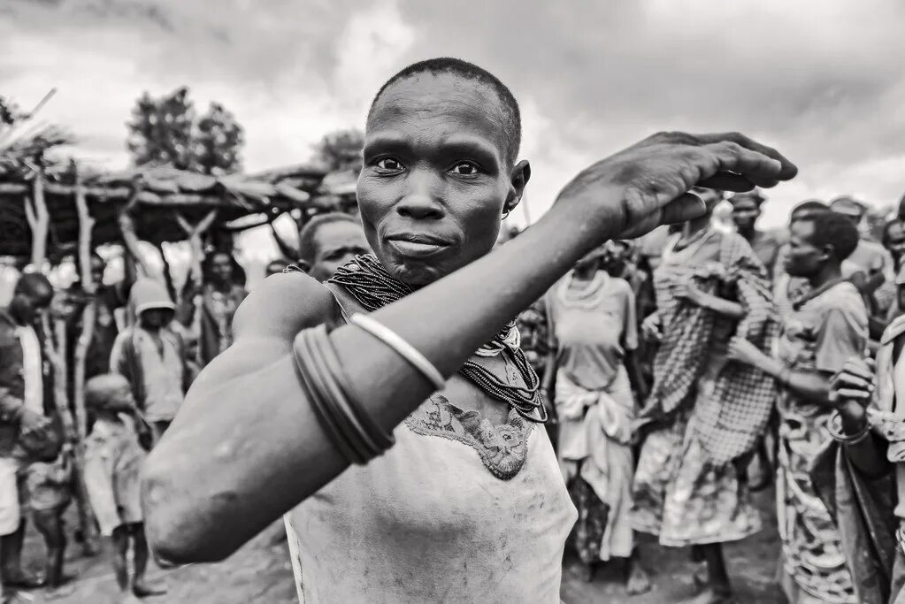 Жители уганды. Народ в уганде сканворд. Уганда население народы. Уганда фото. Национальная одежда уганды.