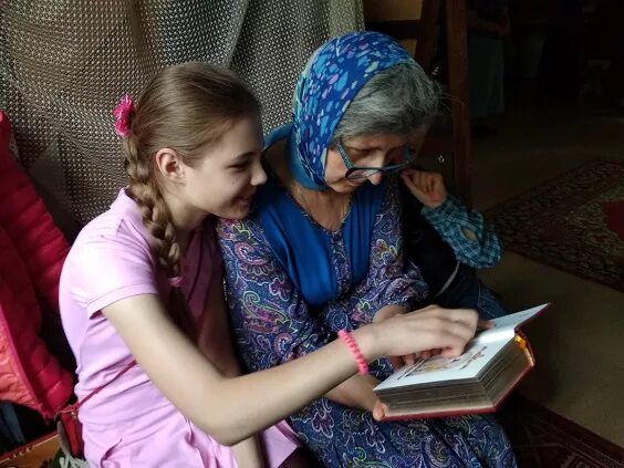 библия священное писание евангелие. библия христианская православная. человек читает библию. читаем евангелие дома. человек читает евангелие.