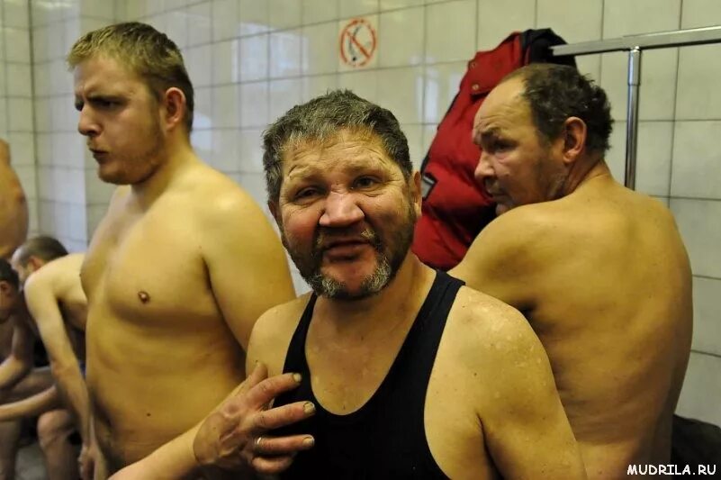 Баня для бездомных людей. Банька с мужиками. Санитарная обработка бомжей. Баня бомжей. Бомж толик.